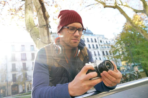 Guy taking pictures in town — Stock Photo, Image