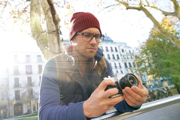 Ragazzo scattare foto in città — Foto Stock