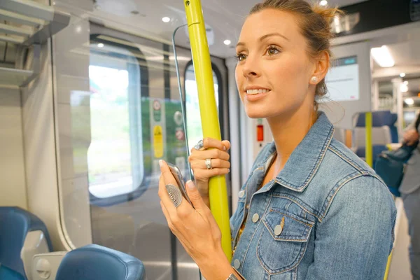 Mädchen mit Smartphone — Stockfoto