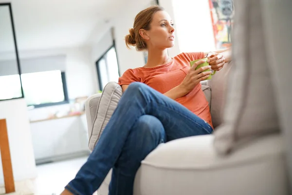 Mujer relajarse en el sofá y beber té —  Fotos de Stock