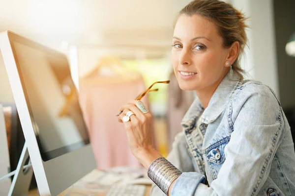 Modedesignerin arbeitet am Computer — Stockfoto