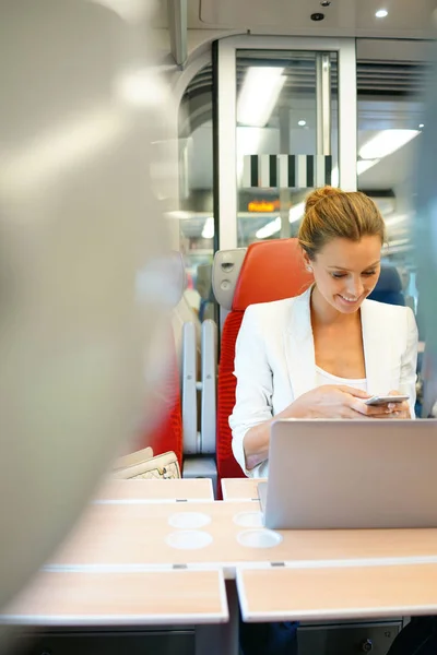 Businesswoman connected on laptop computer — Stock Photo, Image