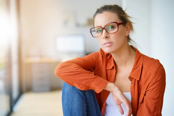 Ragazza alla moda seduta sulla sedia — Foto Stock