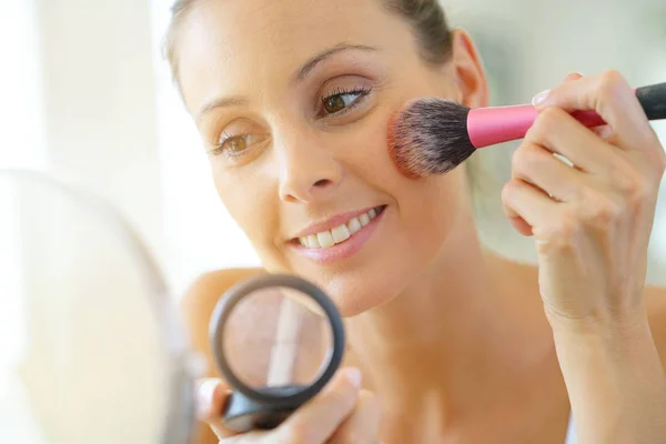 Kobieta wprowadzenie makijaż — Zdjęcie stockowe