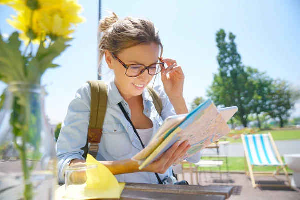 Globetrotter reading city map — Stock Photo, Image