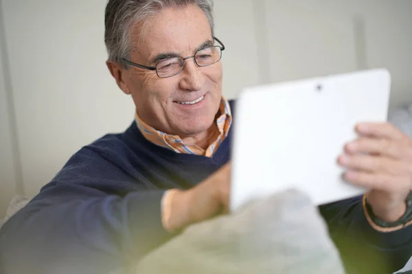 Man websurfing op Tablet PC — Stockfoto