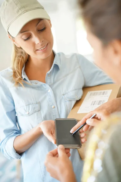 Delivery woman handing package — Stock Photo, Image