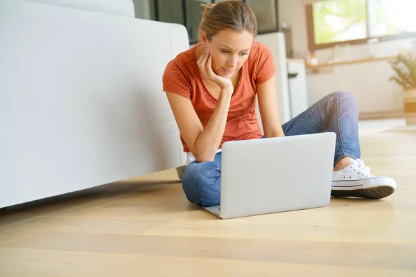 Frau mit Laptop überfallen — Stockfoto