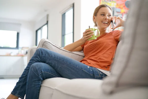 Woman  connected with smartphone — Stock Photo, Image