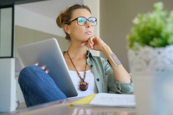 Girl at home working on digital tablet — Stock Photo, Image