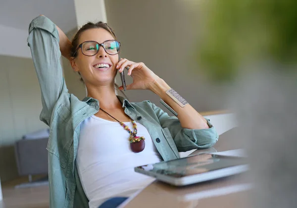 Meisje praten over de telefoon — Stockfoto