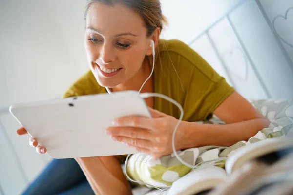 Frau mit Tablet verbunden — Stockfoto