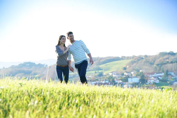 Casal caminhando no campo — Fotografia de Stock