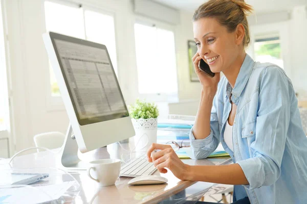 Trabalhador de escritório falando por telefone — Fotografia de Stock