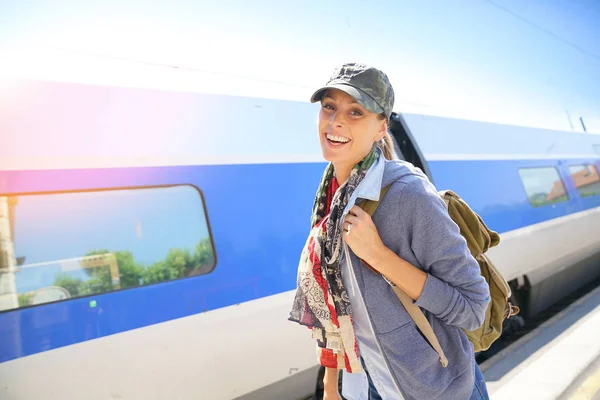 Chica esperando para entrar en el tren — Foto de Stock