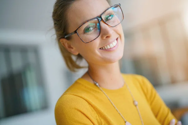 Fille à la mode avec des lunettes — Photo