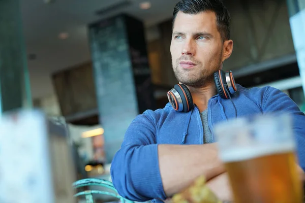 Man sitting in restaurant — Stock Photo, Image