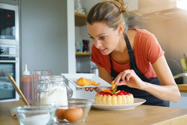 Mujer en cocina moderna hornear —  Fotos de Stock