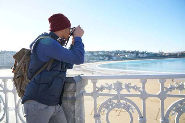 Man tar bilder av havet — Stockfoto