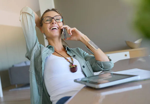 Girl talking on phone — Stock Photo, Image