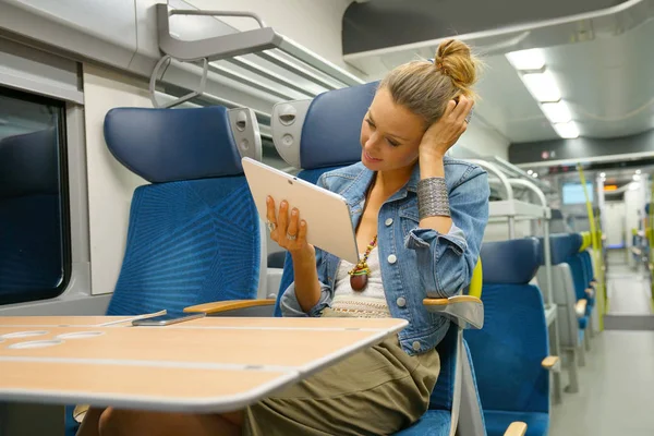 Frau im Zug mit Tablet verbunden — Stockfoto