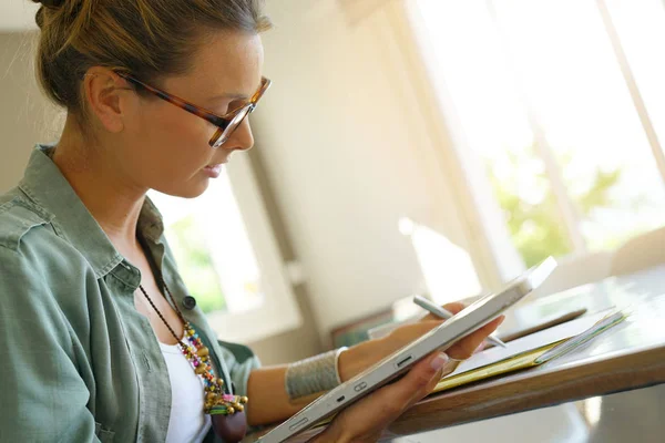 Girl connected on digital tablet — Stock Photo, Image