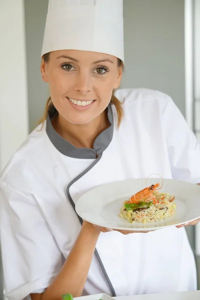 Chef apresentando prato para câmera — Fotografia de Stock