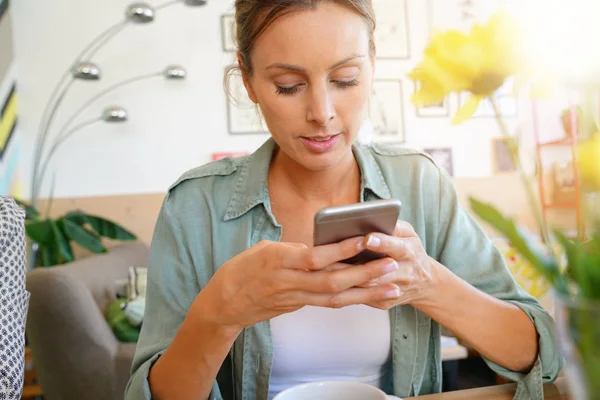 Woman  connected with smartphone — Stock Photo, Image