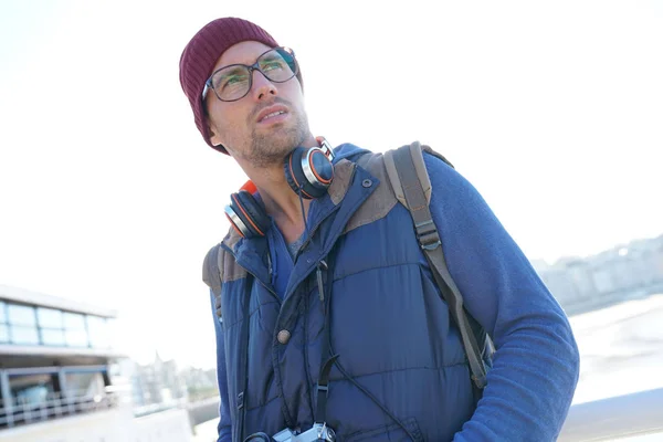 Reporter steht am Strand — Stockfoto