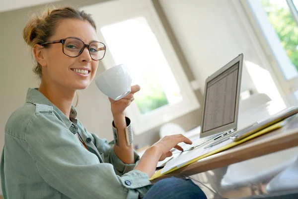 Frau mit Brille trinkt Kaffee — Stockfoto