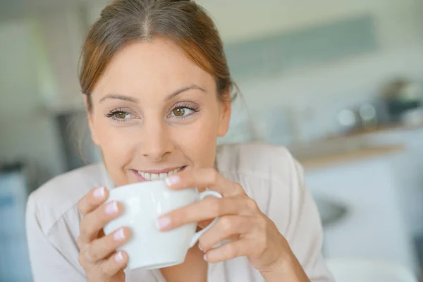 Kvinna hemma dricker kaffe — Stockfoto