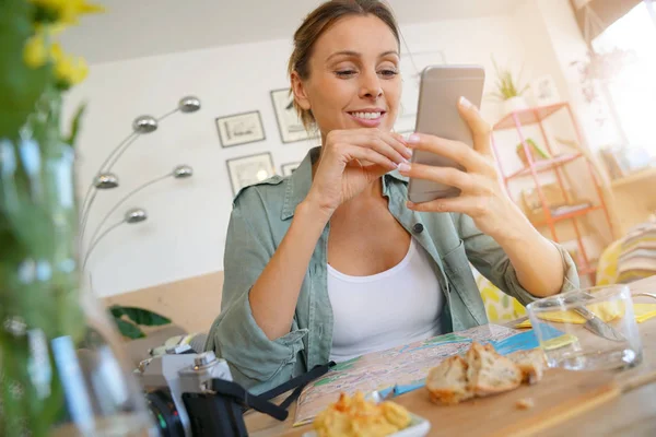 Young woman connected with smartphone — Stock Photo, Image