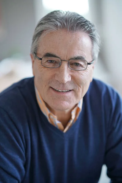 Hombre con gafas relajantes en sillón — Foto de Stock