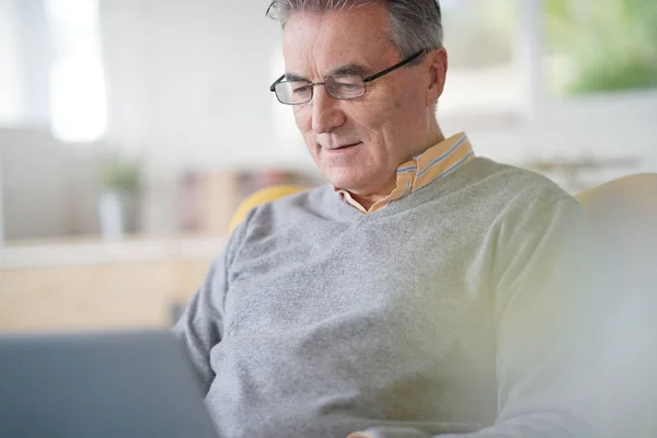Muž s brýlemi, které jsou připojeny na laptop — Stock fotografie
