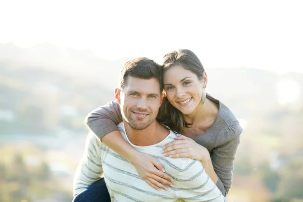 Hombre dando paseo a cuestas a su novia — Foto de Stock