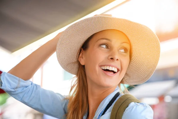 Vrouw probeert zomer hoed op — Stockfoto