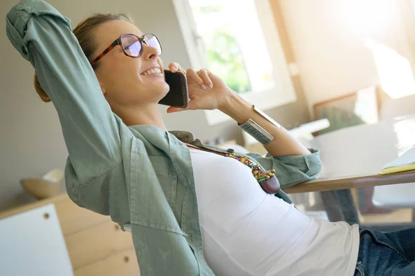 Girl talking on phone — Stock Photo, Image