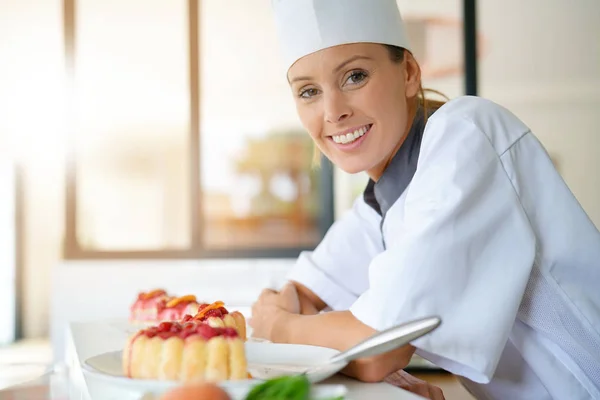 Chef in piedi in cucina ristorante — Foto Stock