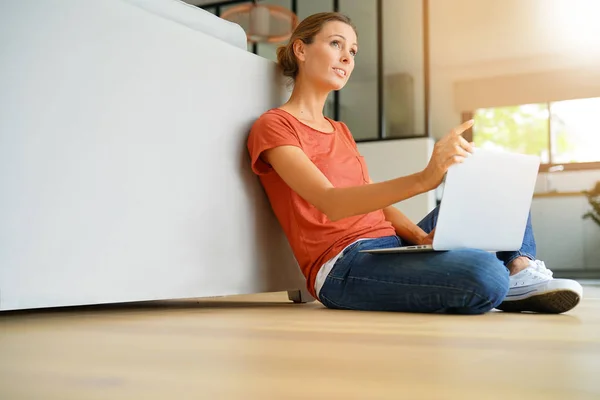 Mujer onnected con ordenador portátil — Foto de Stock