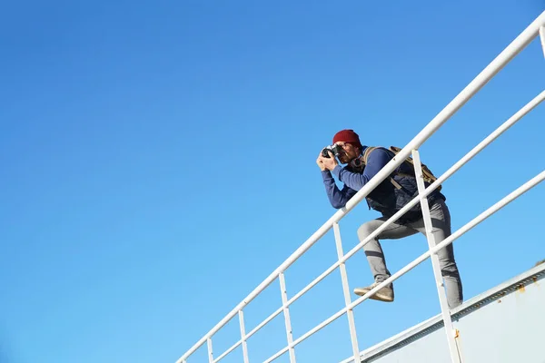 Man taking pictures from footbridge — Stock Photo, Image