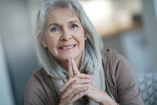 L starší žena s bílými vlasy — Stock fotografie