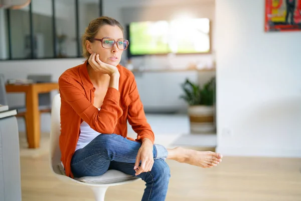 Trendy meisje zit op stoel — Stockfoto