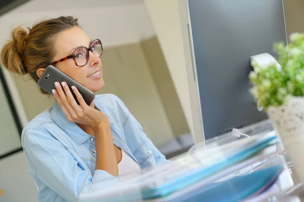 Office worker talking on phone — Stock Photo, Image