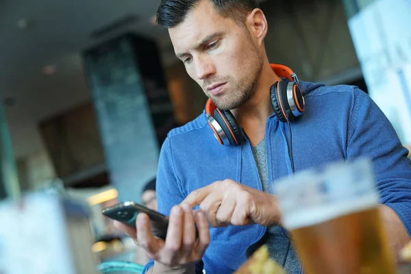 Mann benutzt Smartphone — Stockfoto