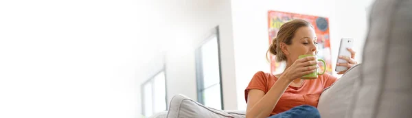 Woman  connected with smartphone — Stock Photo, Image