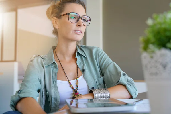 Fille à la maison travaillant sur tablette numérique — Photo