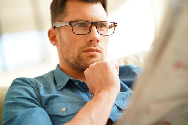 Man die krant leest — Stockfoto