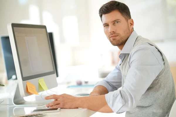 Hombre de negocios guapo trabajando —  Fotos de Stock