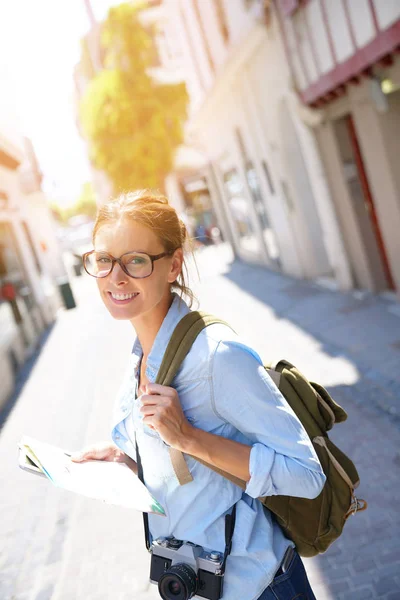 Mädchen lesen Karte und Tablet — Stockfoto