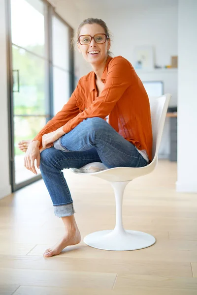 Sandalyede oturan mutlu trendy kız — Stok fotoğraf